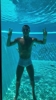度假模式开启！C罗携爱侣乔治娜泳池潜水，沉底比耶太调皮了🤣